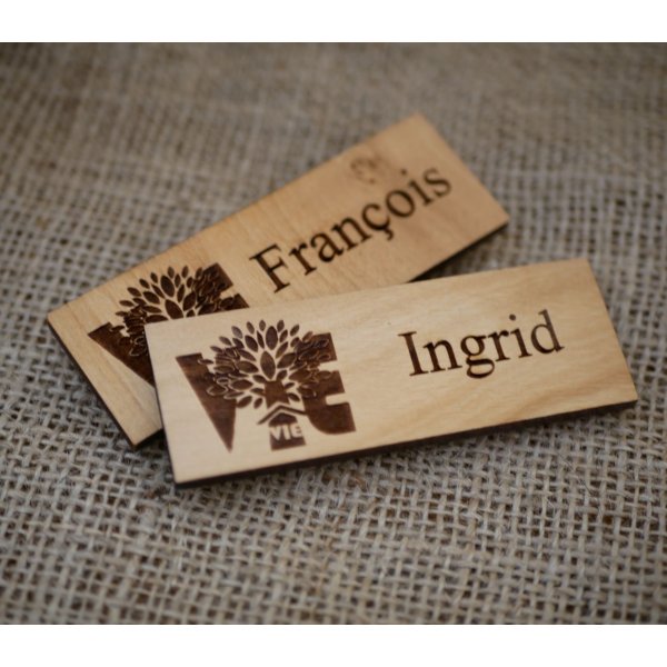 Distintivo in legno con logo e nome dell'azienda