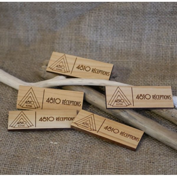 Distintivo in legno con logo e nome dell'azienda