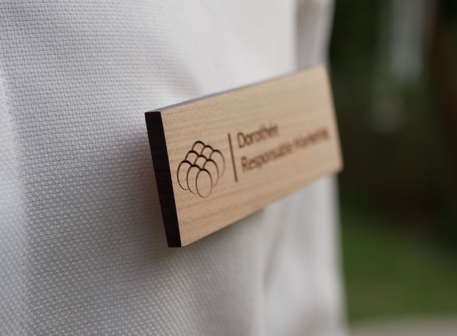 Distintivo in legno con logo e nome dell'azienda
