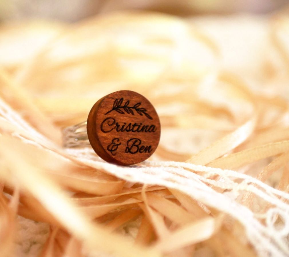 Anello cabochon in legno personalizzato con incisione