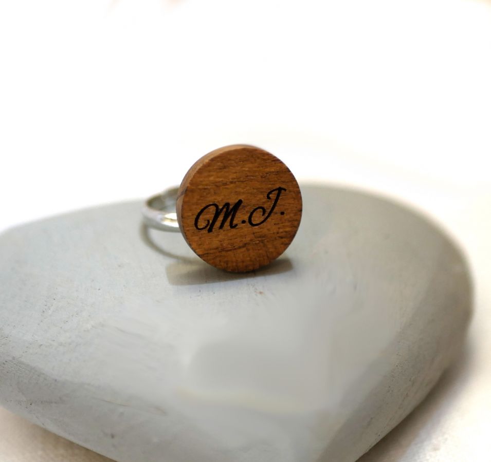 Anello cabochon in legno personalizzato con incisione