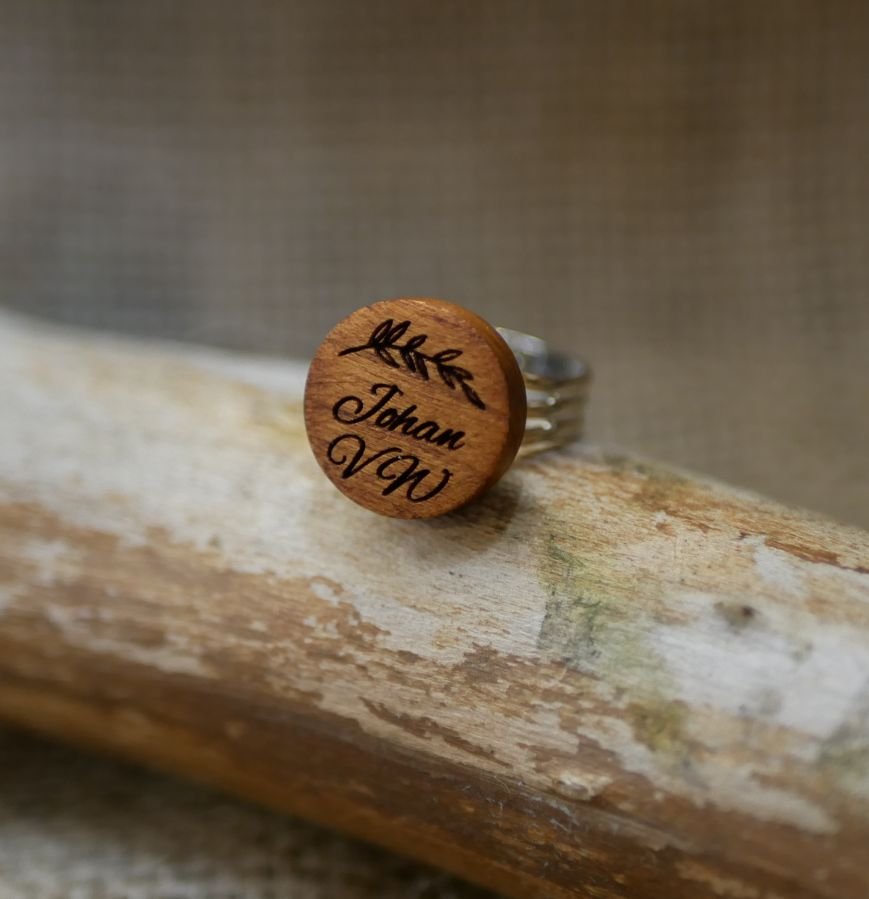 Anello cabochon in legno personalizzato con incisione