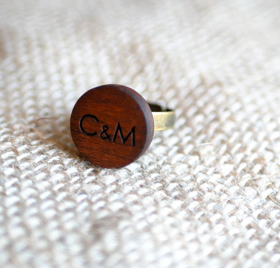 Anello cabochon in legno personalizzato con incisione