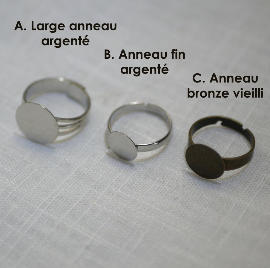 Anello cabochon in legno personalizzato con incisione