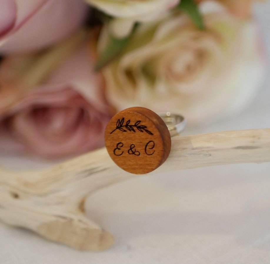 Anello cabochon in legno personalizzato con incisione