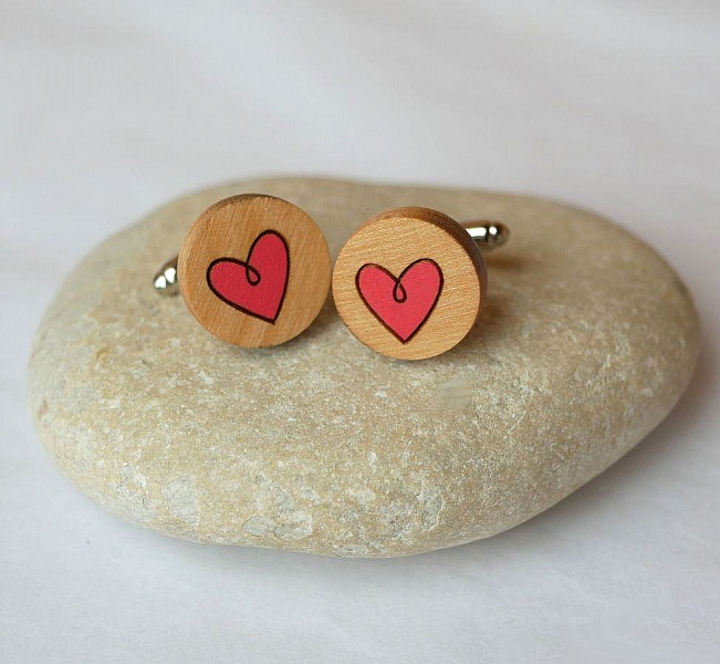 Boutons de manchette en bois avec cœurs rouges peints.