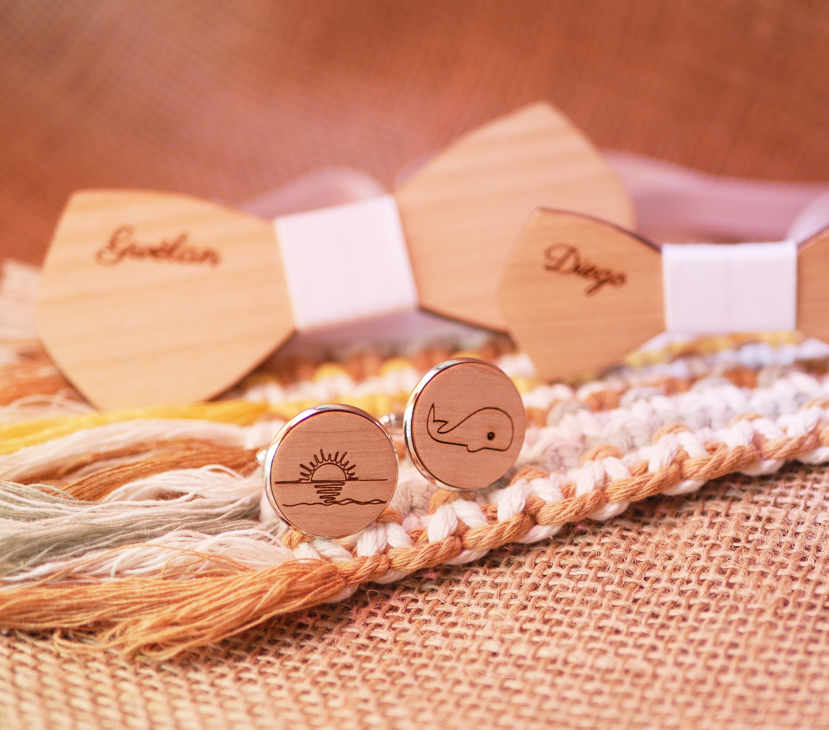 Nœuds papillon et boutons de manchette personnalisés en bois.