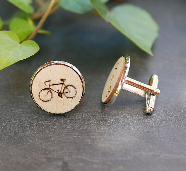 Boutons de manchette en bois gravés d'un vélo.