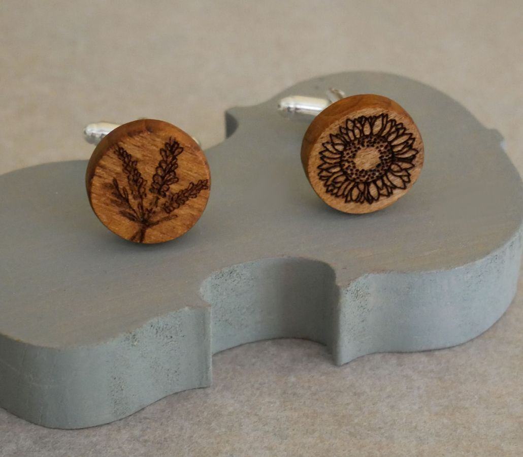 Gemelli in legno di ciliegio con incisioni personalizzate