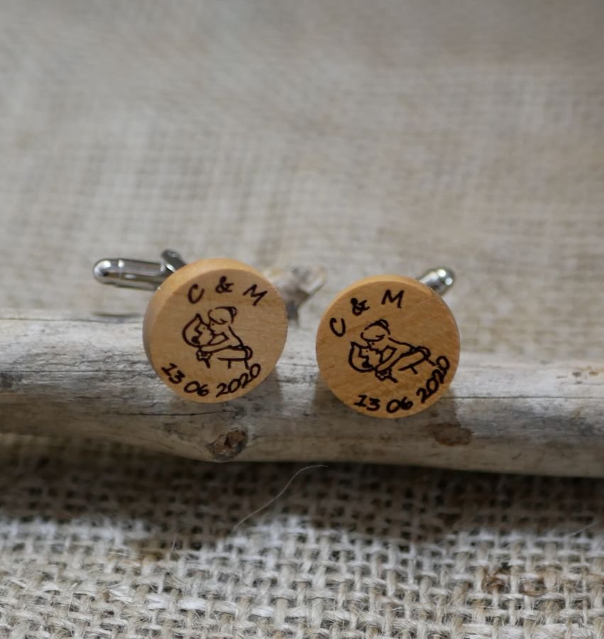 Gemelli in legno di ciliegio con incisioni personalizzate