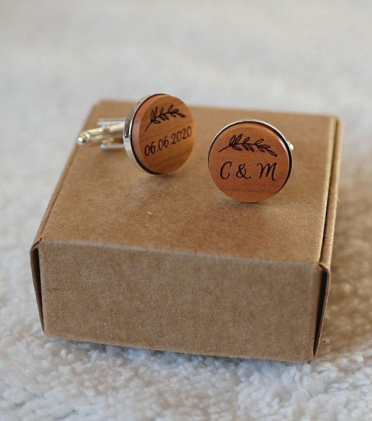 Boutons de manchette personnalisés en bois gravé pour mariage.