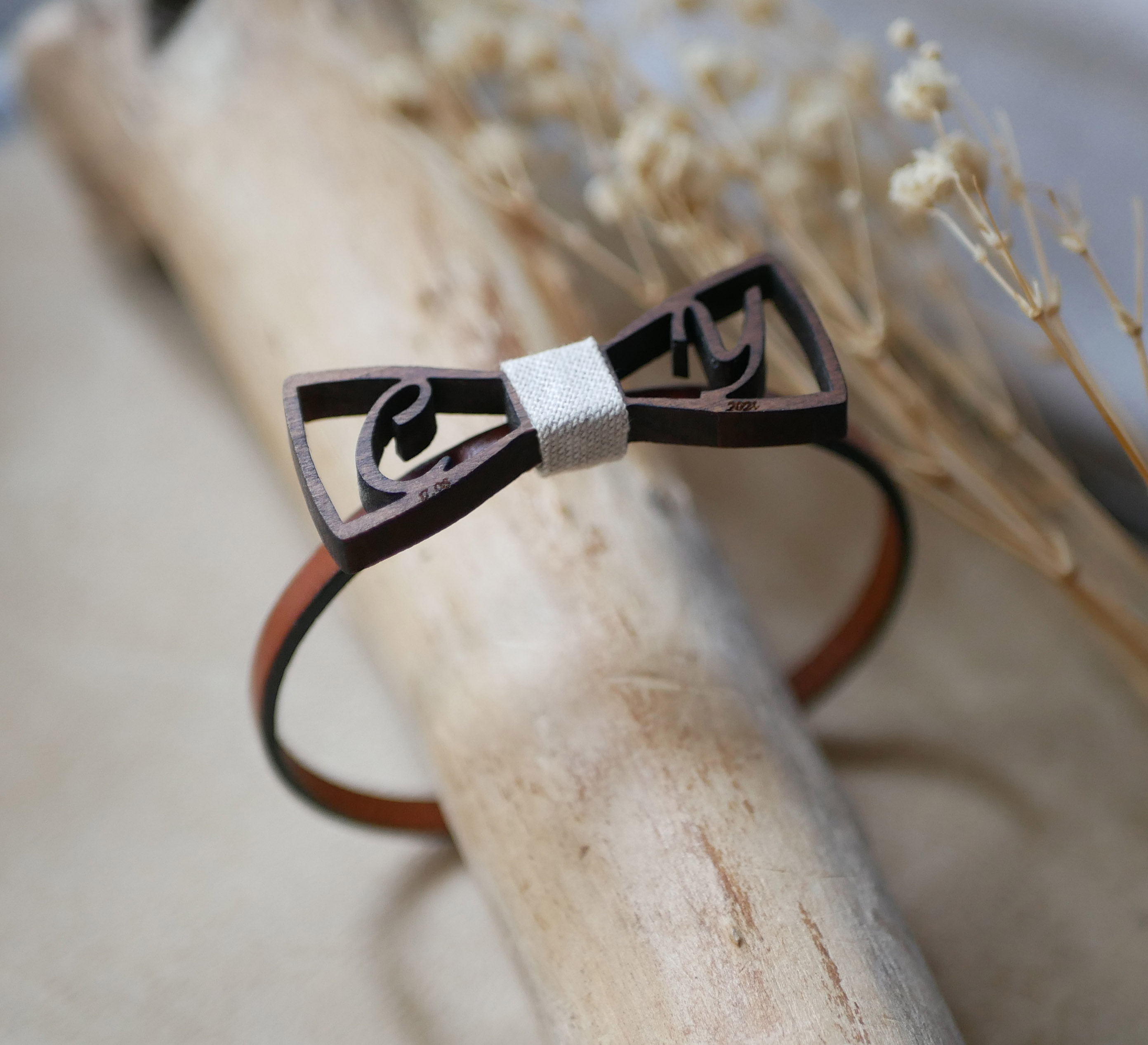 Bracciale in pelle con papillon in legno in miniatura e iniziali traforate