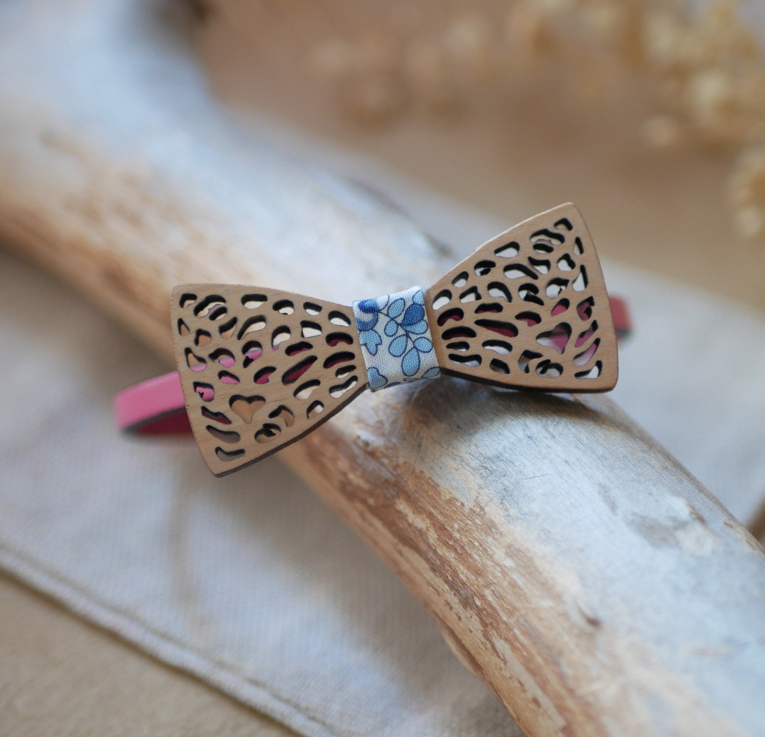 Bracciale in pelle con miniatura di papillon in legno traforato, personalizzabile