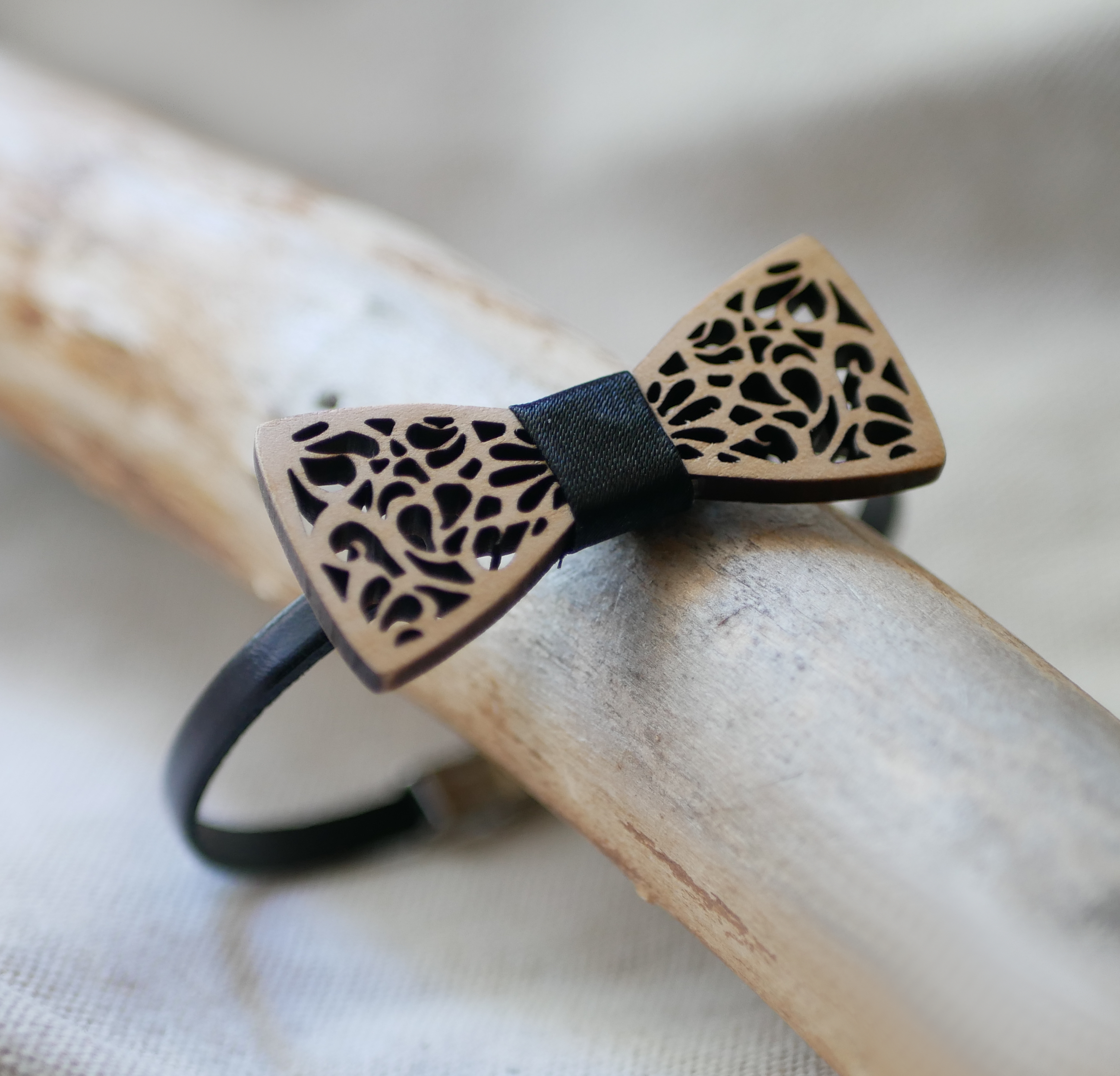 Bracciale in pelle con miniatura di papillon in legno traforato, personalizzabile