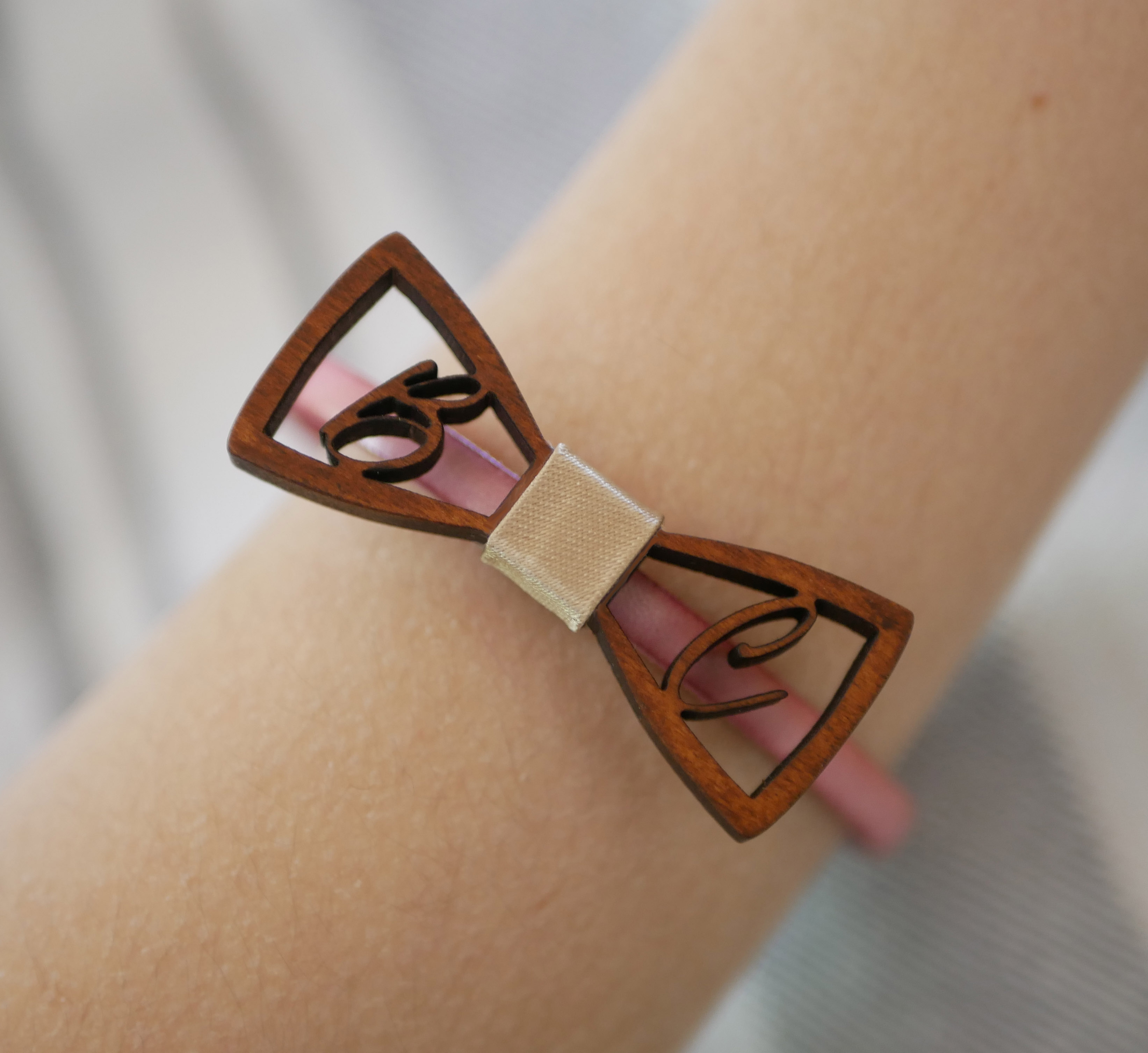 Bracciale in pelle con papillon in legno in miniatura e iniziali traforate