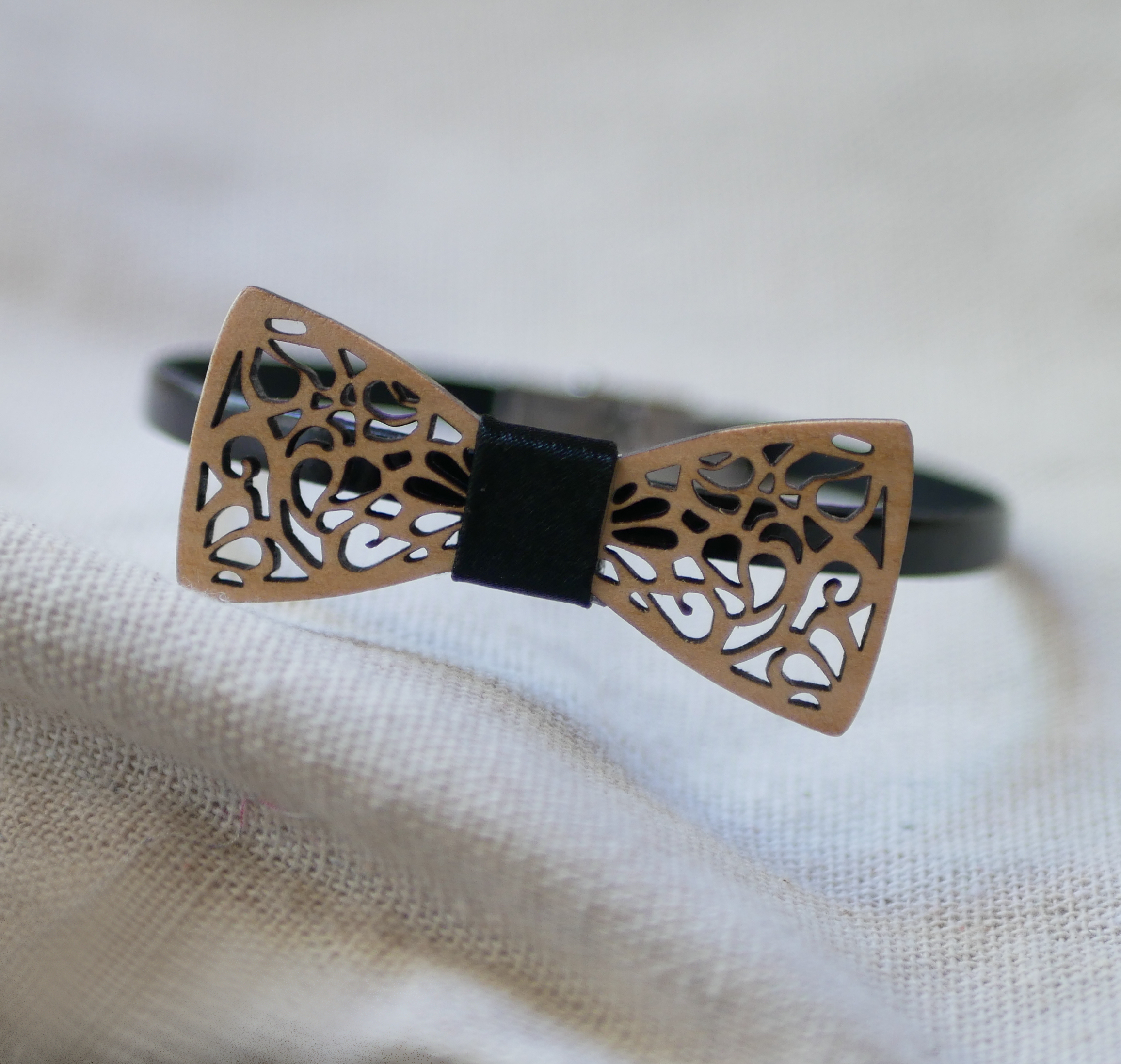 Bracciale in pelle con miniatura di papillon in legno traforato, personalizzabile
