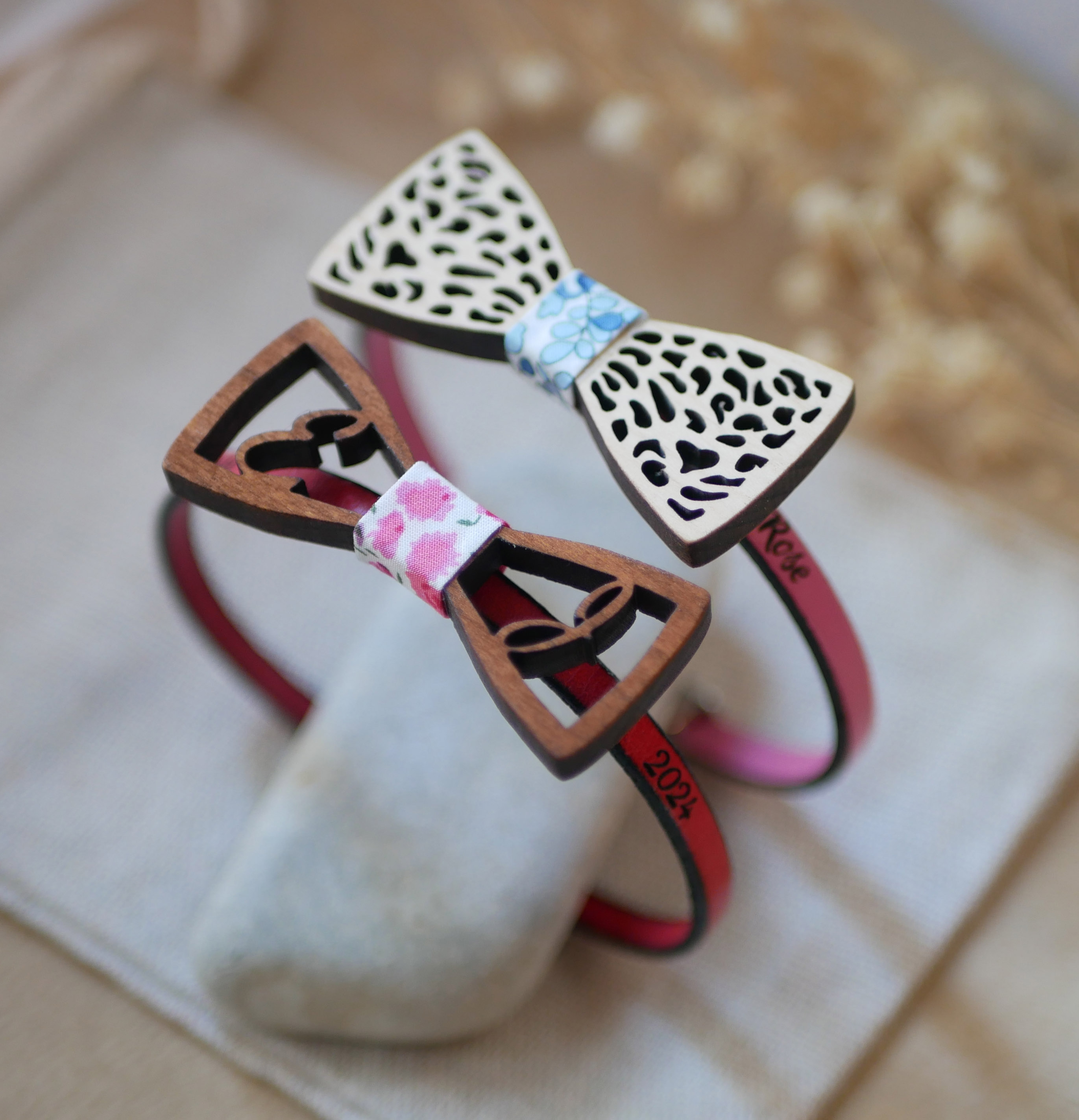 Bracciale in pelle con miniatura di papillon in legno traforato, personalizzabile