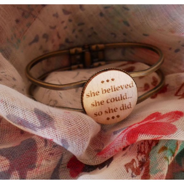 Bracciale in ottone e legno con cabochon personalizzabile 