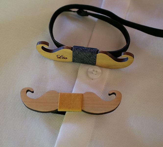 Mini nœuds papillon moustache en bois personnalisés sur chemise blanche.
