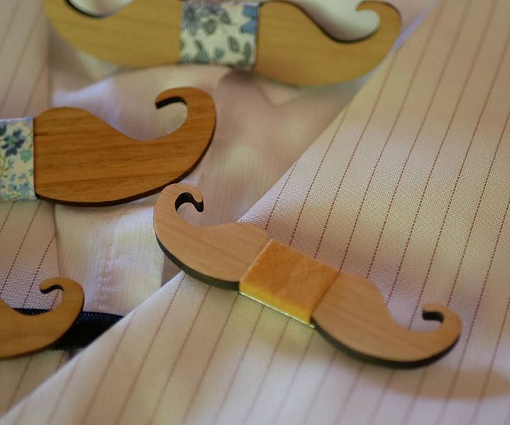 Broches moustache en bois personnalisables sur chemise rayée.