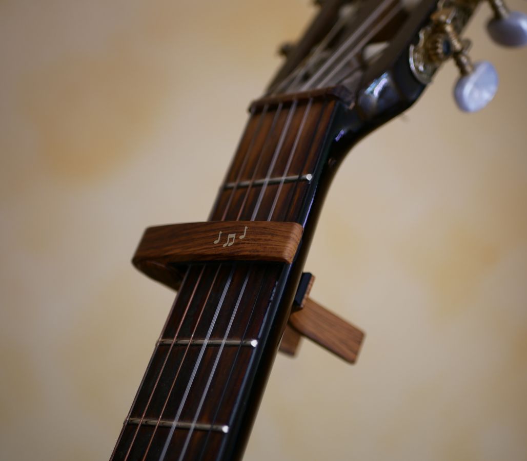 Capotasto per chitarra in alluminio con incisione in oro da personalizzare