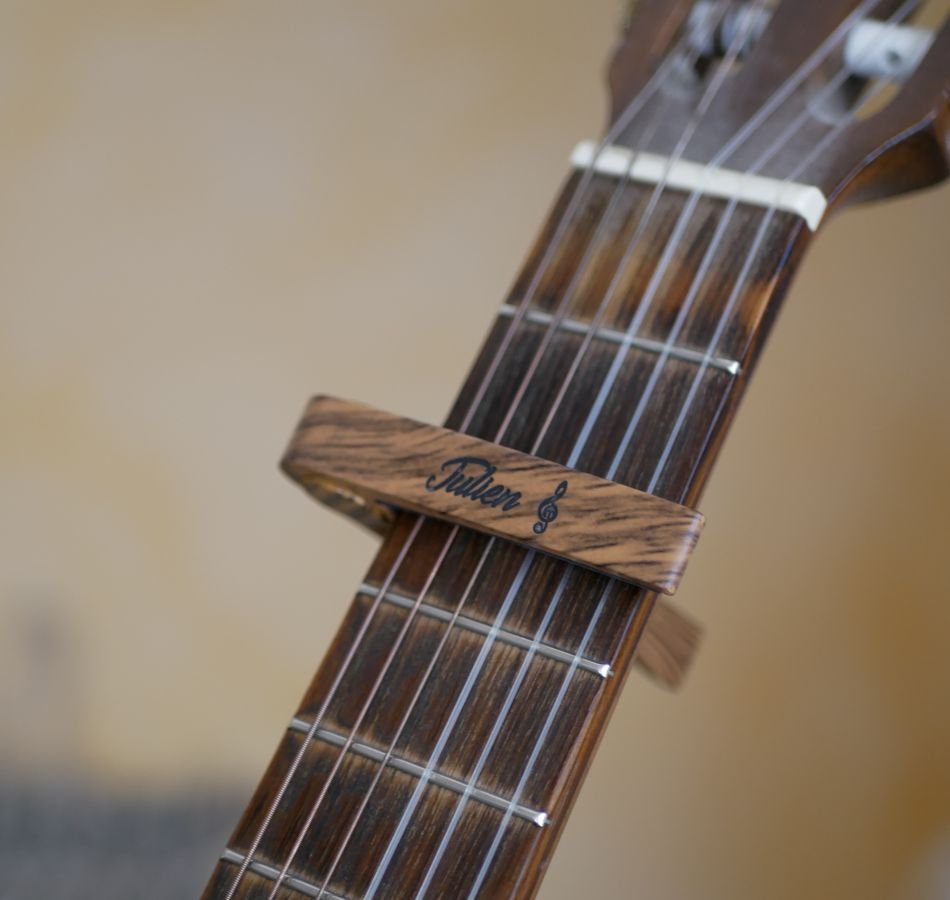 Capodastre personnalis&eacute; en aluminium couleur bois ray&eacute; grav&eacute; accessoire guitare 