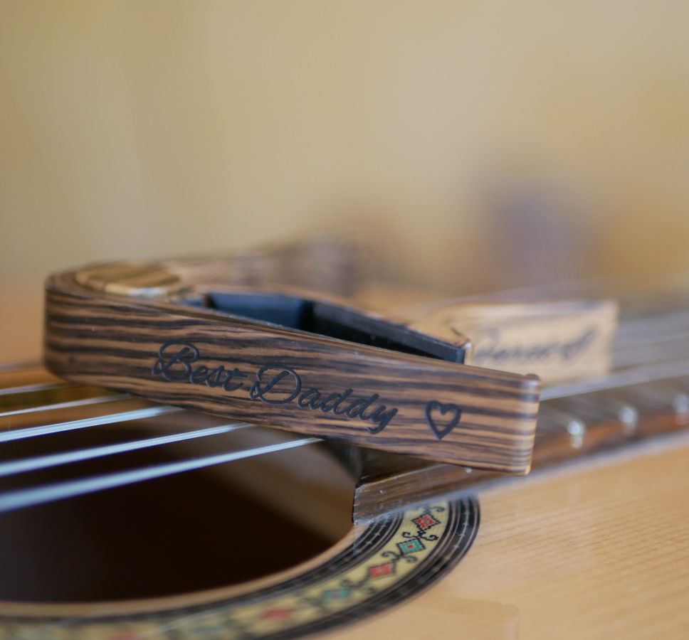 Capodastre personnalis&eacute; en aluminium couleur bois ray&eacute; grav&eacute; accessoire guitare 