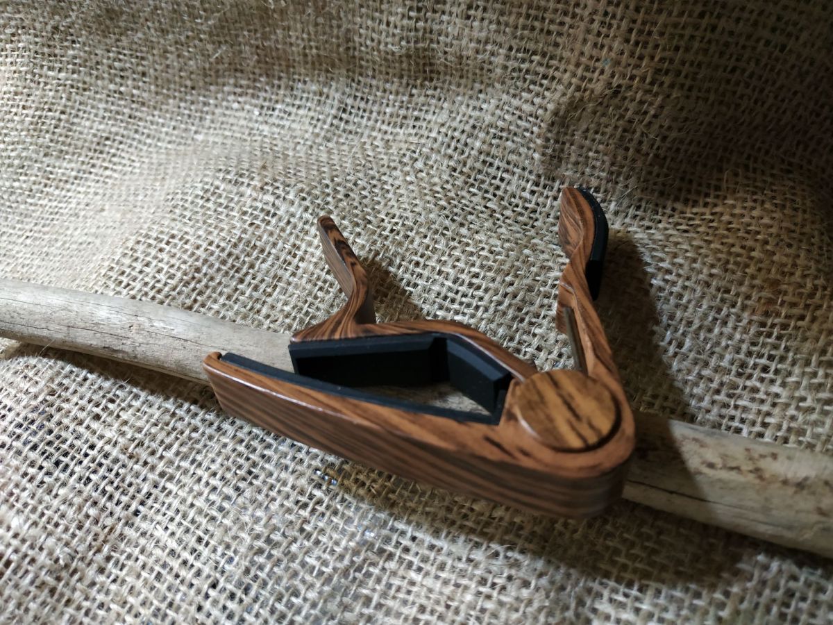 Capodastre personnalis&eacute; en aluminium couleur bois ray&eacute; grav&eacute; accessoire guitare 