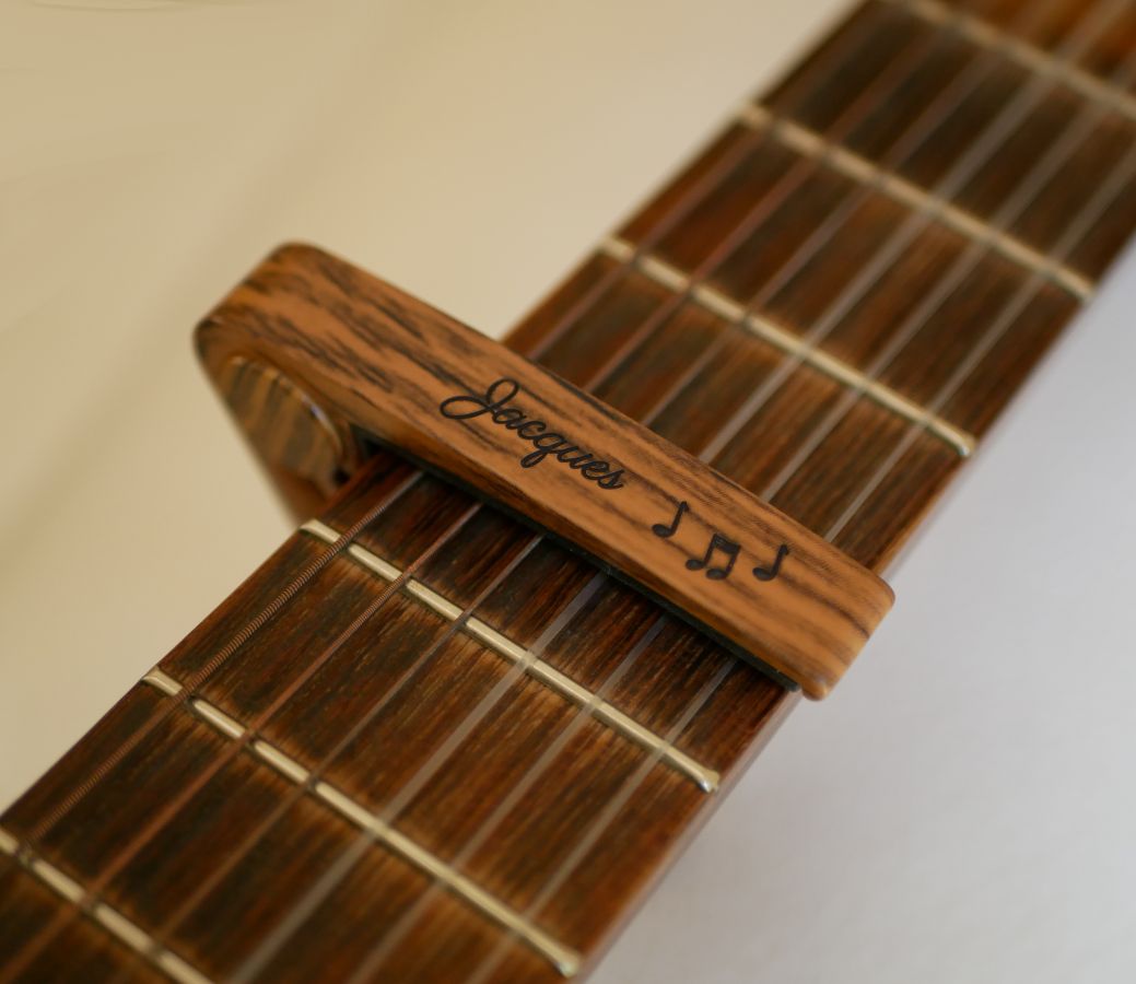 Capodastre personnalis&eacute; en aluminium couleur bois ray&eacute; grav&eacute; accessoire guitare 