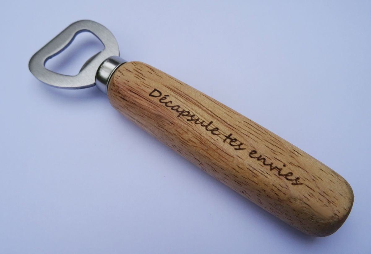 Apribottiglie in legno inciso da personalizzare, regalo di nozze 