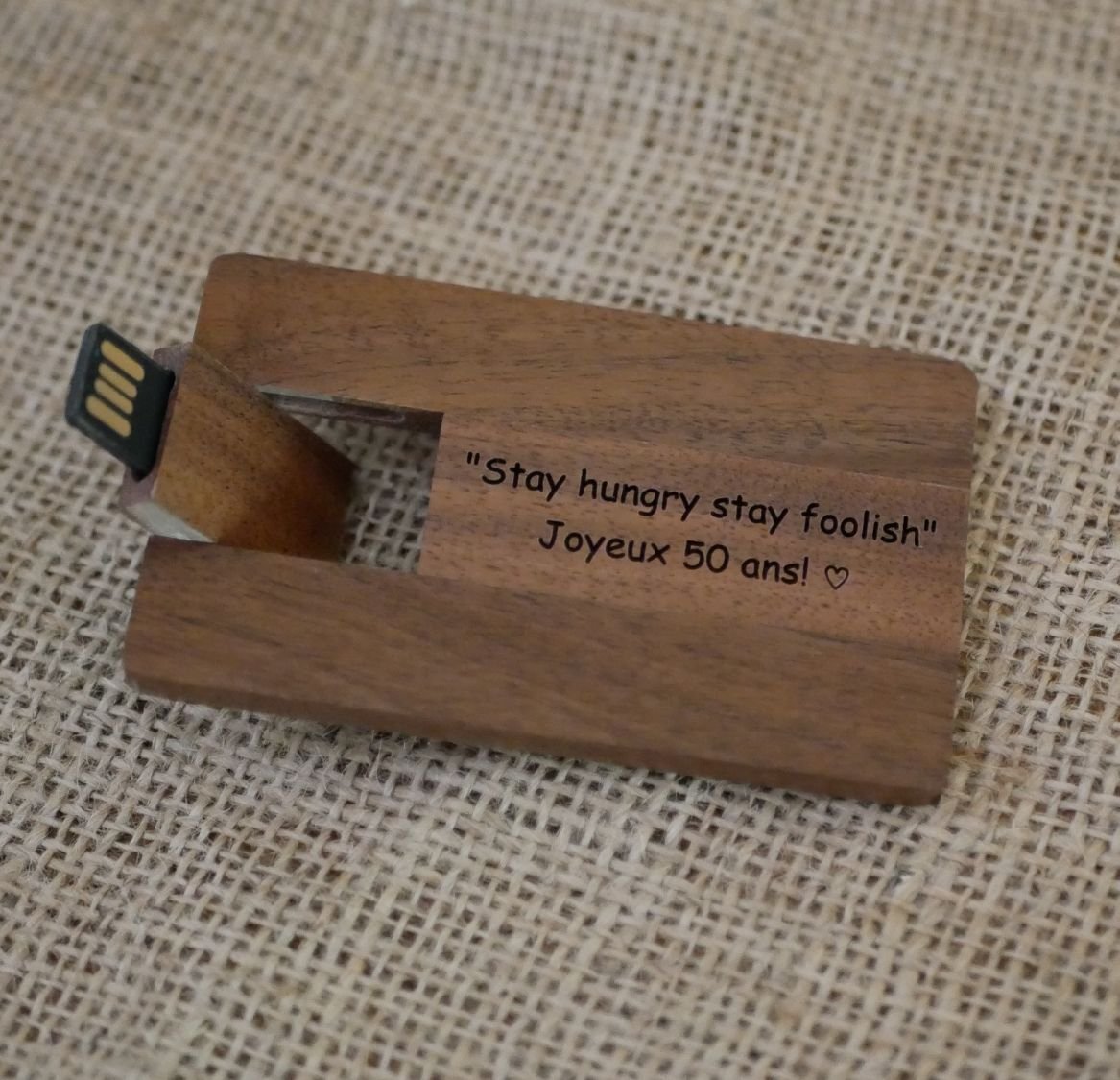 Scheda in legno di noce con chiave USB da 32 GB da personalizzare con incisione