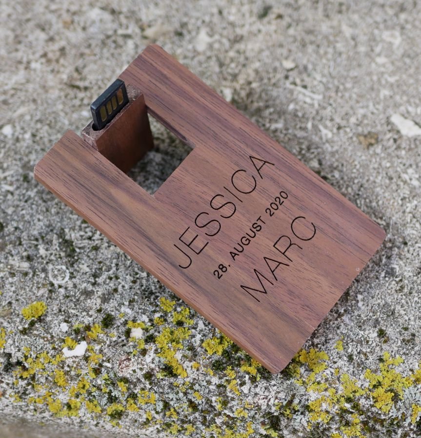 Scheda in legno di noce con chiave USB da 32 GB da personalizzare con incisione