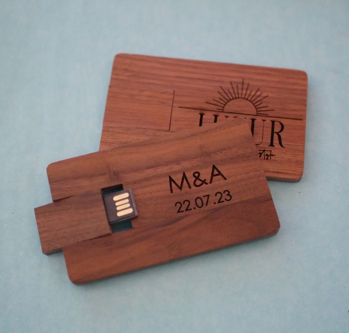 Scheda in legno di noce con chiave USB da 32 GB da personalizzare con incisione