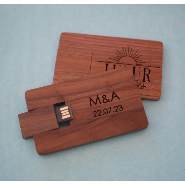 Scheda in legno di noce con chiave USB da 32 GB da personalizzare con incisione