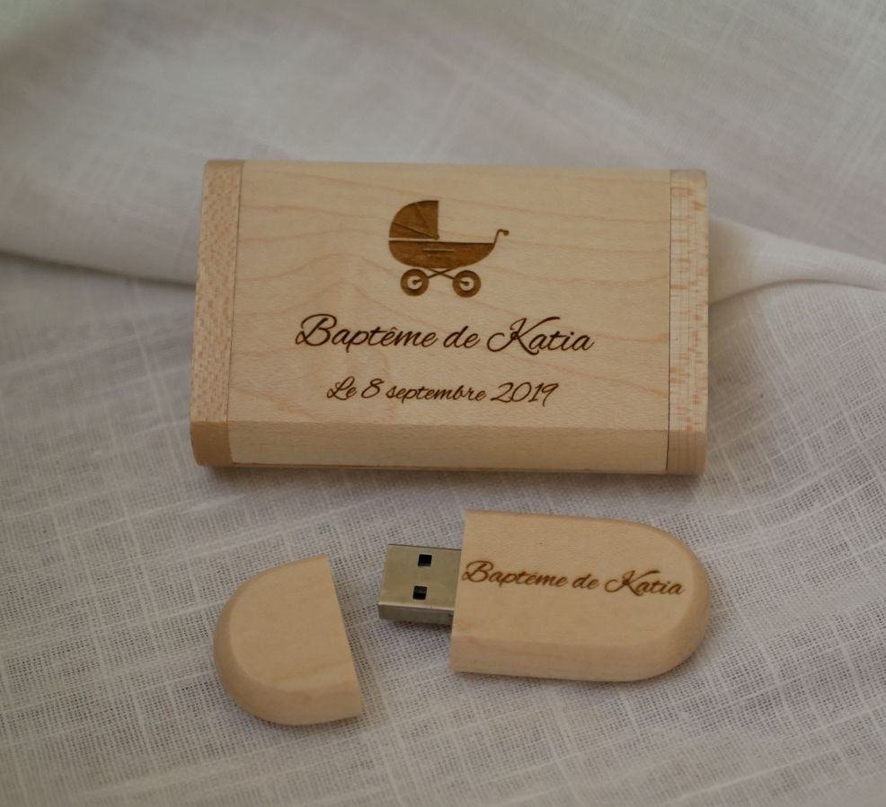 Chiavetta USB 2.0 da 32 GB in una custodia personalizzata in legno d'acero chiaro