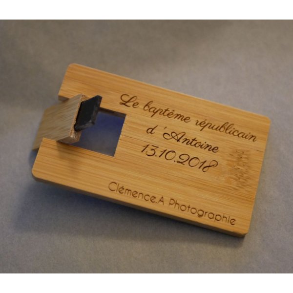 Chiave USB da 32 GB Scheda in legno di bamb&ugrave; carbonizzato da personalizzare con incisioni