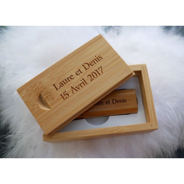Chiave USB 3.0 da 32 GB in una scatola di bamb&ugrave; da personalizzare con un'incisione 