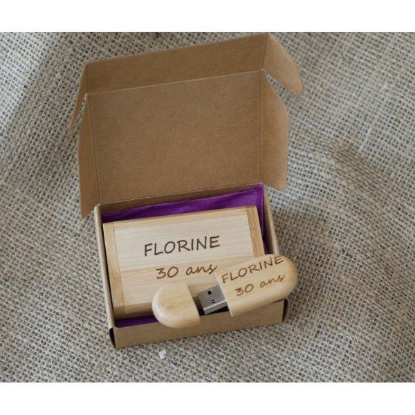 Unit&agrave; flash USB 3.0 da 64 GB in una custodia personalizzata in legno d'acero chiaro