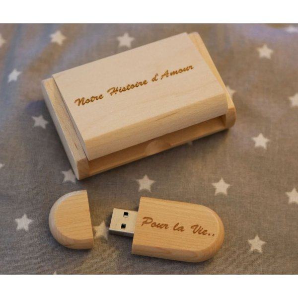 Chiavetta USB 2.0 da 32 GB in una custodia personalizzata in legno d'acero chiaro