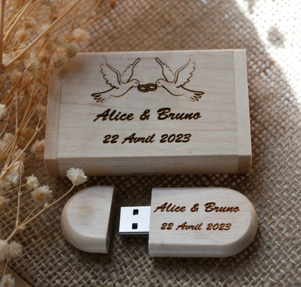 Unità flash USB 3.0 da 64 GB in una custodia personalizzata in legno d'acero chiaro