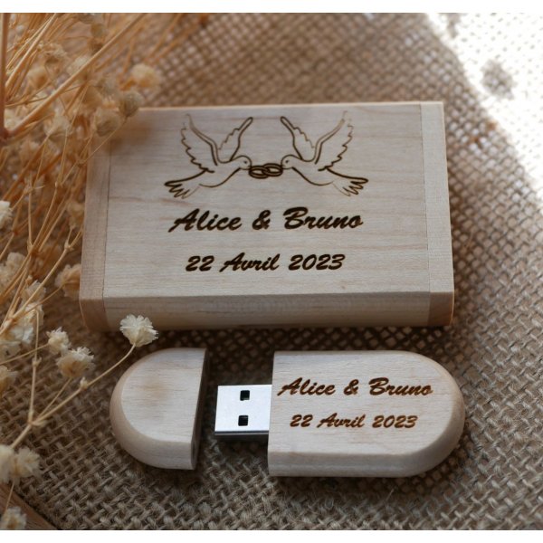 Unit&agrave; flash USB 3.0 da 64 GB in una custodia personalizzata in legno d'acero chiaro