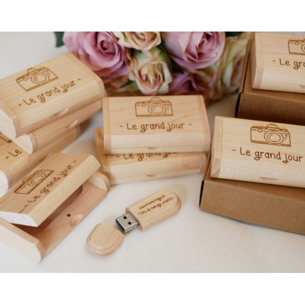 Unit&agrave; flash USB 3.0 da 64 GB in una custodia personalizzata in legno d'acero chiaro
