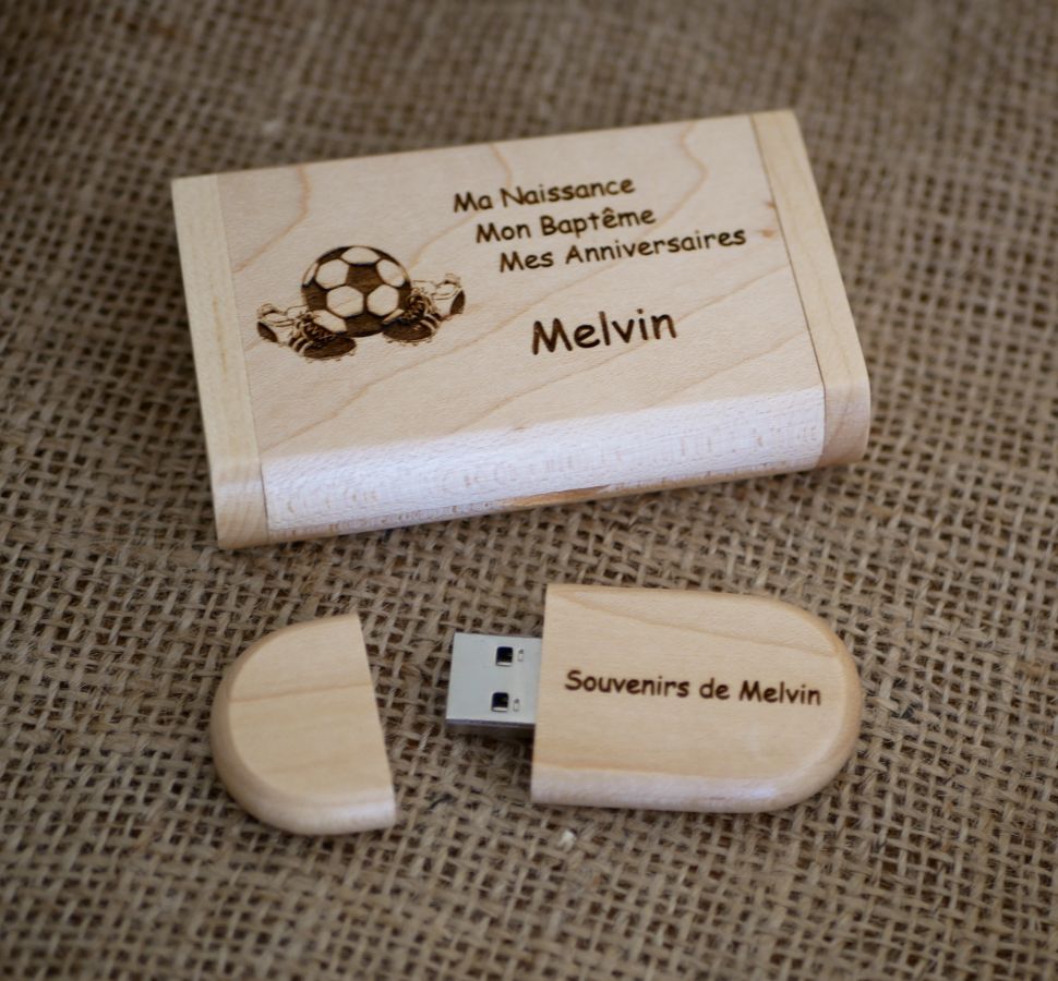 Unità flash USB 3.0 da 64 GB in una custodia personalizzata in legno d'acero chiaro