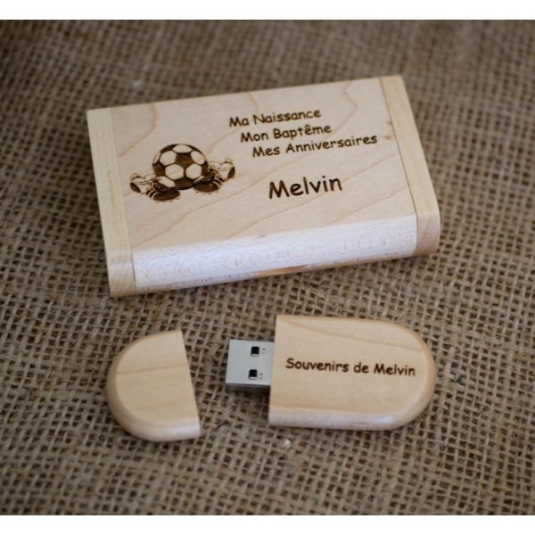 Unit&agrave; flash USB 3.0 da 64 GB in una custodia personalizzata in legno d'acero chiaro
