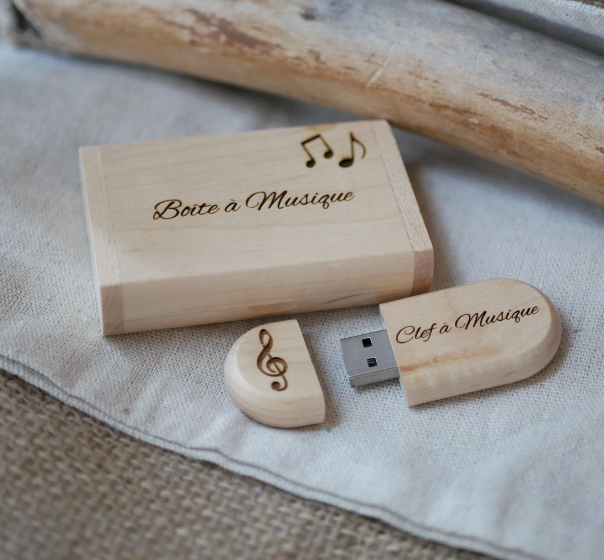 Unità flash USB 3.0 da 64 GB in una custodia personalizzata in legno d'acero chiaro