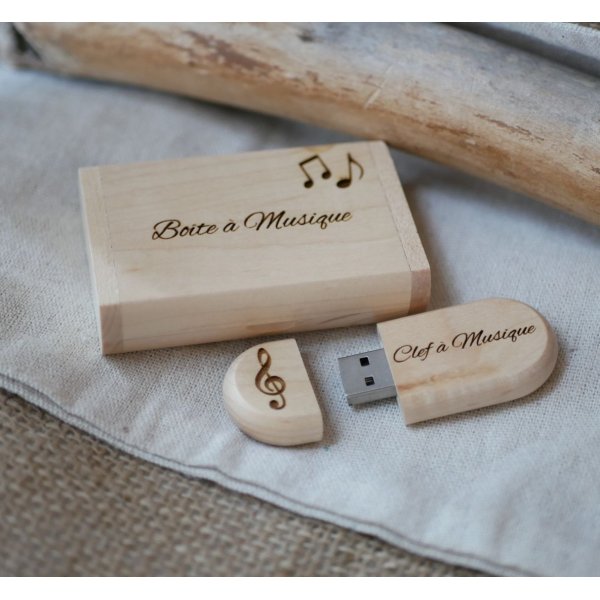 Unit&agrave; flash USB 3.0 da 64 GB in una custodia personalizzata in legno d'acero chiaro