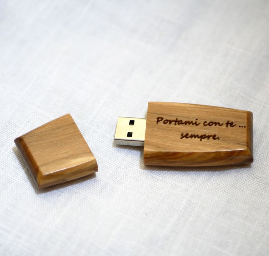 Chiave USB in legno da personalizzare con un'incisione