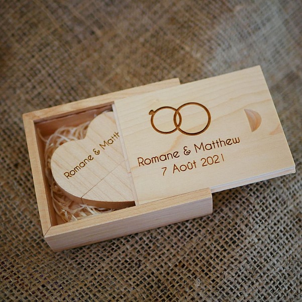 Clé USB cœur 32 Go dans coffret bois personnalisé mariage.