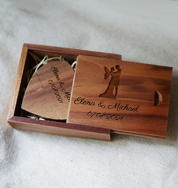Clé USB cœur 32 Go dans coffret bois personnalisé mariage.