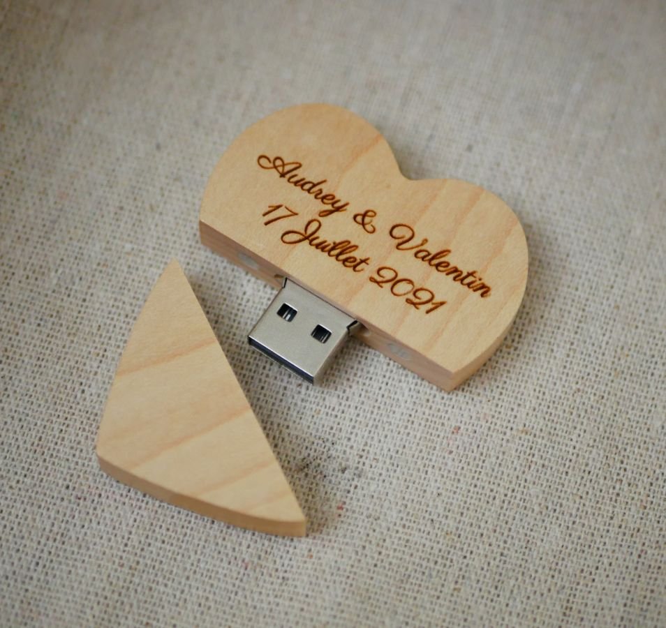 Chiavetta USB Heart da 32 GB in una confezione in legno chiaro